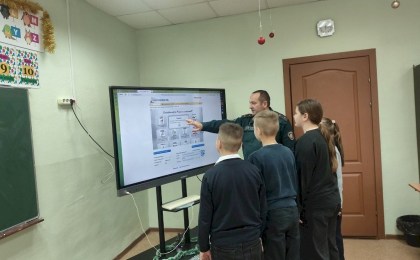 Тонкий лед и яркие петарды: о чем предупредили Кобринские спасатели школьников