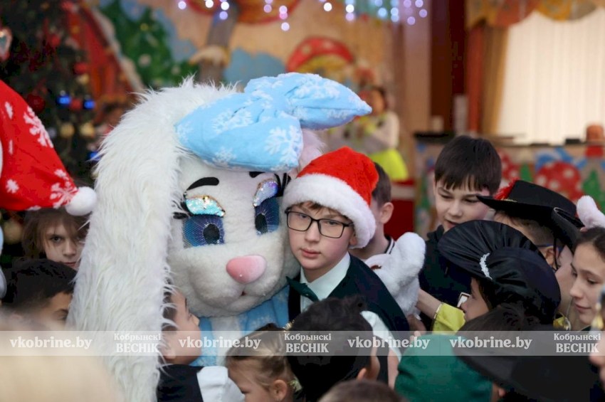 Мгновения искреннего счастья - акция «Наши дети» собрала вокруг новогодней елки ребят из Кобринской детской деревни