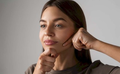 Стареешь быстрее: косметолог рассказал, почему фейсфитнес опасен для здоровья