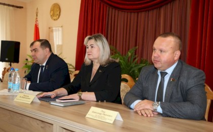 Слышать каждого: прямой диалог с гражданами о земле, ценах и перспективах провел сенатор Александр Пищ