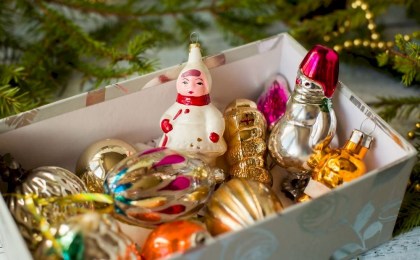 Гроздья сосулек, винтажные украшения. Декоратор — о трендах в оформлении новогодней елки