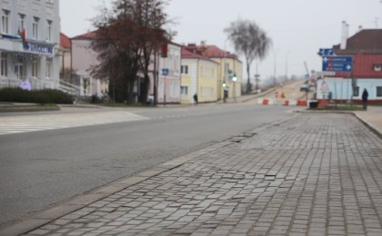 Проблема услышана - тротуарную плитку на остановке у филиала ОАО «Моготекс» приведут в порядок