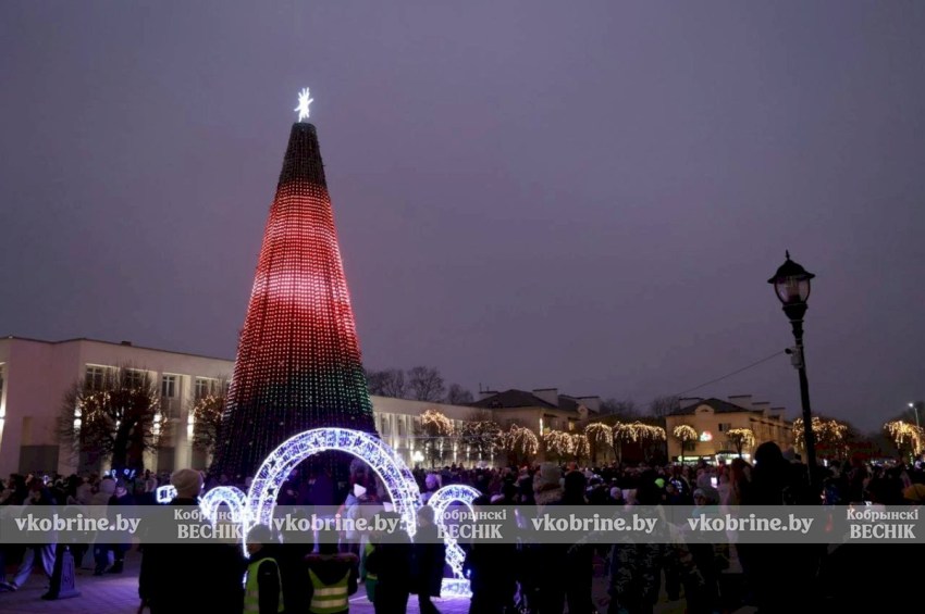 Смотрите как украсили Кобрин к Новому году! (ВИДЕО)