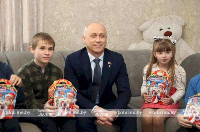 «Наши дети» на Кобринщине - руководство района привезло новогоднюю сказку в семью Натальи и Сергея Морозевич