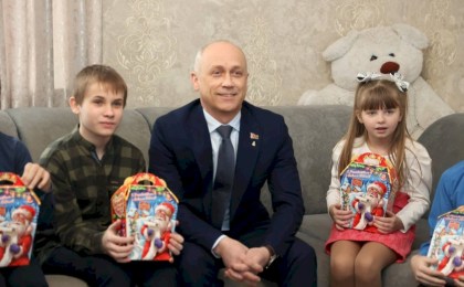 «Наши дети» на Кобринщине - руководство района привезло новогоднюю сказку в семью Натальи и Сергея Морозевич