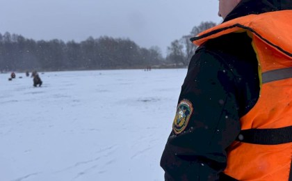 Вместо рыбы - ценные советы: спасатели Кобринщины напомнили рыбакам о правилах безопасности на льду