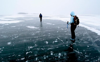 Белорусам рассказали, когда особенно опасно сокращать дорогу по льду
