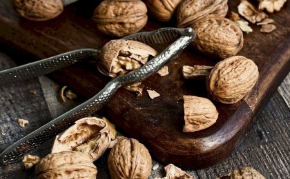 Знаете ли вы, для чего используют скорлупу грецкого ореха в цветочном горшке?