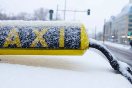 Адвокат объяснила, когда таксист может отказаться везти пассажира с санками или лыжами