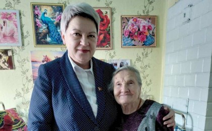 С заботой о каждом: председатель Остромичского сельисполкома навестила узницу фашизма в агрогородке Лука