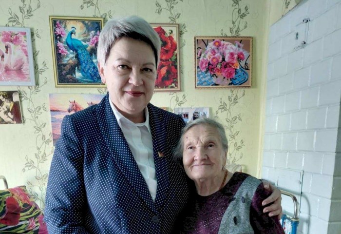 С заботой о каждом: председатель Остромичского сельисполкома навестила узницу фашизма в агрогородке Лука