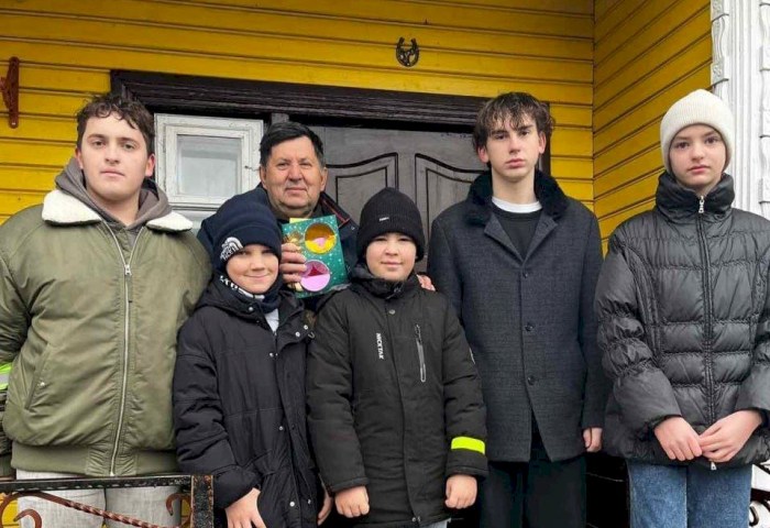 Активисты Хидринской СШ подарили праздник тем, кто десятилетиями отдавал свое сердце детям