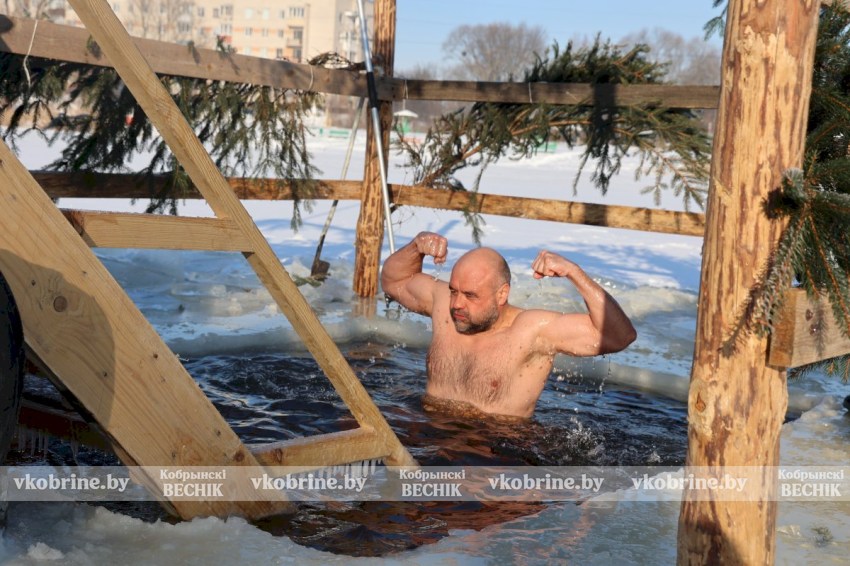 Верность традиции - кобринчане окунулись в крещенскую купель