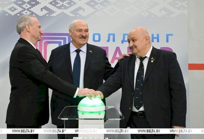 Спецназ из отличников, стратегия с Китаем, (не)кадровый день и сердце микроэлектроники. Итоги недели Президента