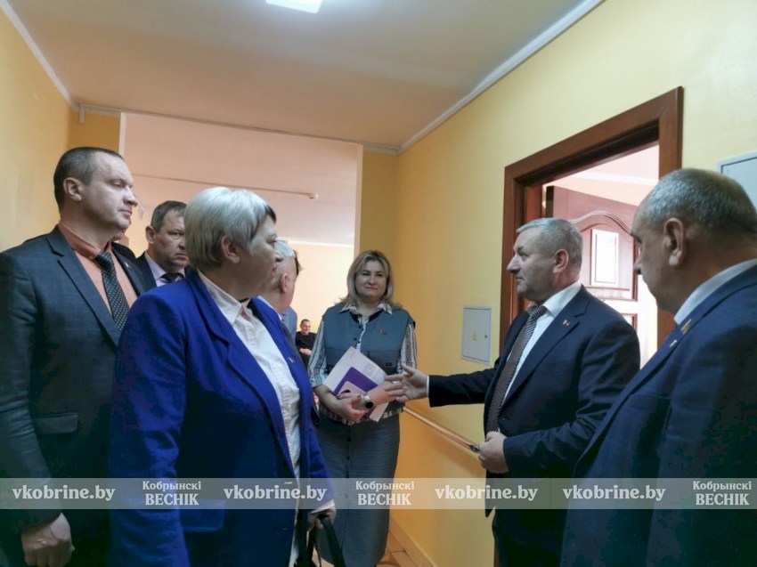 От качества услуг до условий проживания: в Кобрине прошло заседание президиума районного Совета депутатов