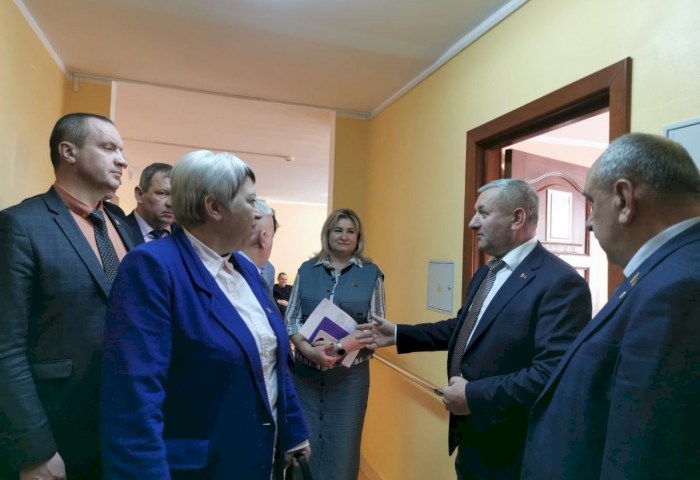 От качества услуг до условий проживания: в Кобрине прошло заседание президиума районного Совета депутатов