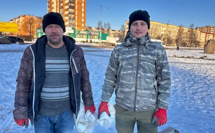 Сердца теплее морозов: как кобринчане Максим и Антон спасают птиц суровой зимой (ВИДЕО)