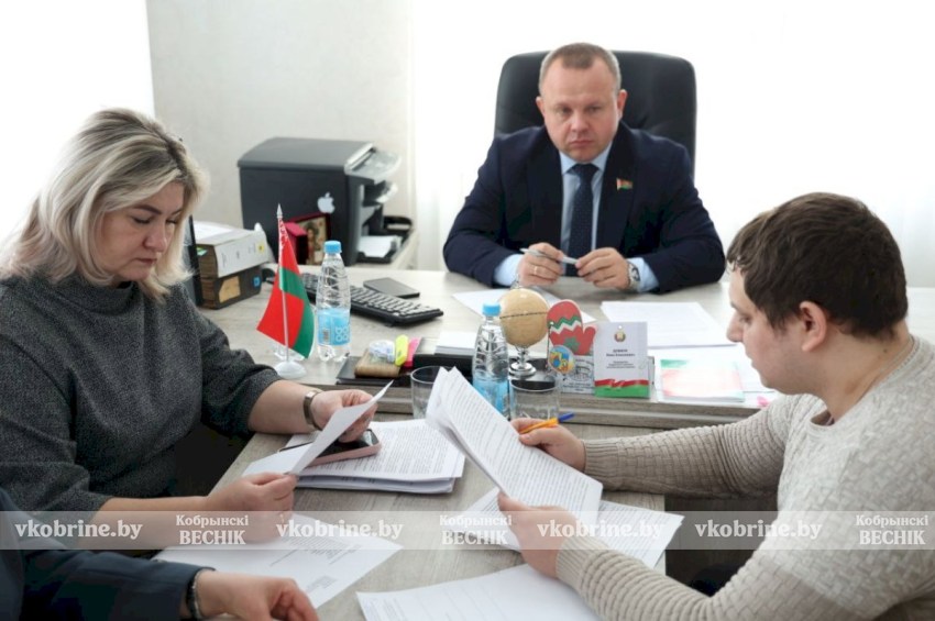 Диалог с округом: сенатор Александр Пищ провел прием граждан в Хидринском сельисполкоме