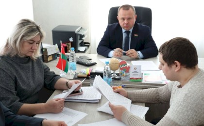 Диалог с округом: сенатор Александр Пищ провел прием граждан в Хидринском сельисполкоме