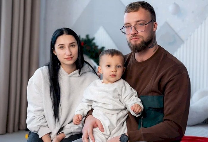 «После года перестал вставать на ножки». Семейная пара из Барановичей собирает огромную сумму на лечение сына