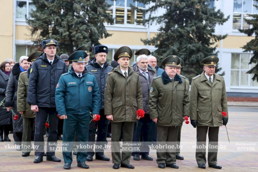 Героям былых времен и защитникам настоящего - Кобрин отметил главный праздник февраля