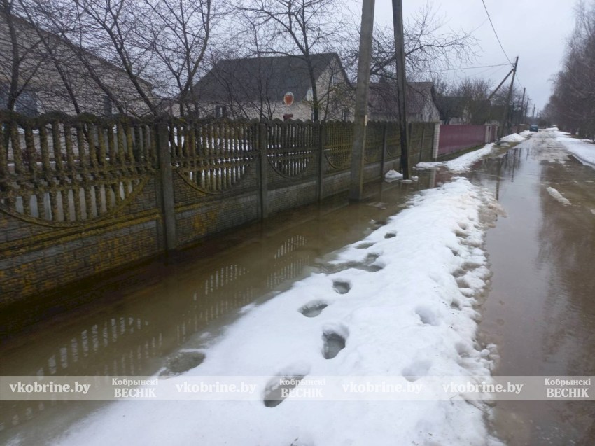 Испытание паводком: ДРСУ-201 и ОАО «Стригово» пришли на помощь жительнице Тевлей