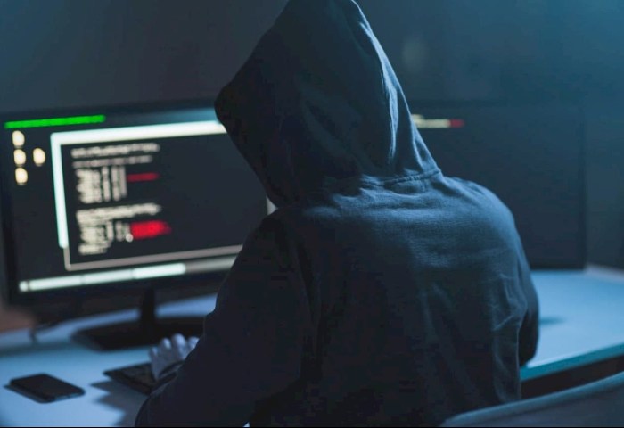 Не верьте «лжеправоохранителям» - жительница Кобрина отдала курьеру мошенников около 65 тысяч рублей