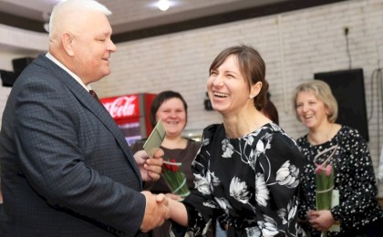 Цветы, улыбки и заслуженный почет - аграрии хозяйств района принимали поздравления 