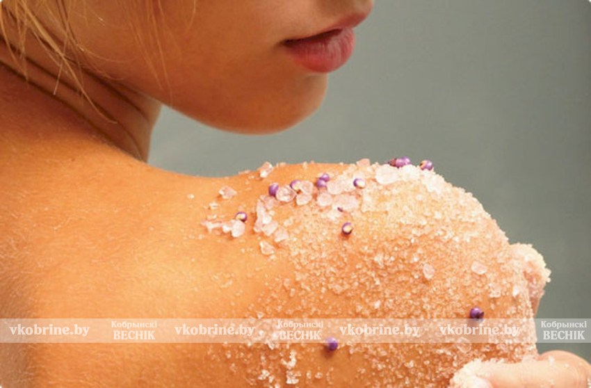 Дерматолог объяснила, чем могут быть опасны домашние скрабы для тела и как их использовать правильно