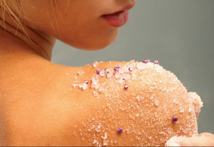 Дерматолог объяснила, чем могут быть опасны домашние скрабы для тела и как их использовать правильно