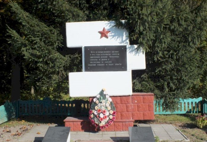 Долг сердца, а не просто субботник - учащиеся и педагоги Батчинской средней школы благоустраивают воинские захоронения