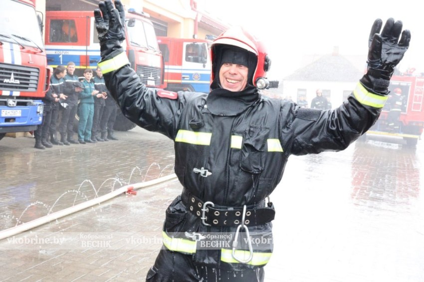 26 лет в строю: огненная служба Александра Иванова завершилась водной феерией