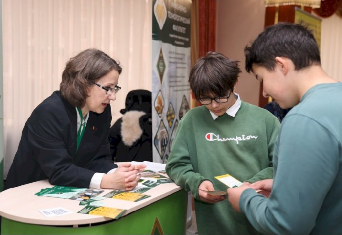 От школьной скамьи - в аграрную элиту: Гродненский университет в гостях у Кобрина