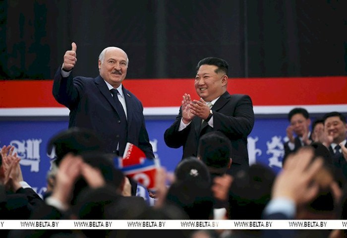 Ось добра с КНДР, автомат в подарок, аэрохоккей и вклад в рождаемость. Итоги недели Президента