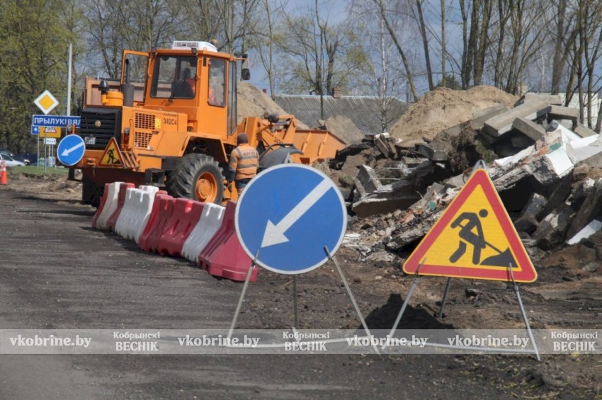 Трасса Р2 меняется: в Кобринском районе прокладывают новое покрытие и ставят остановки