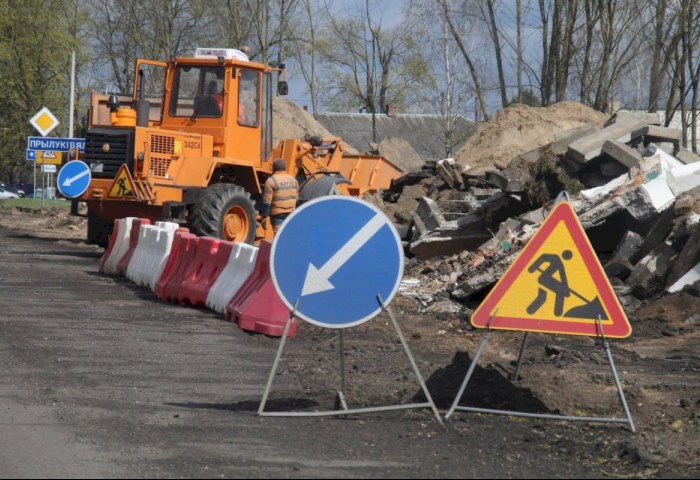 Трасса Р2 меняется: в Кобринском районе прокладывают новое покрытие и ставят остановки
