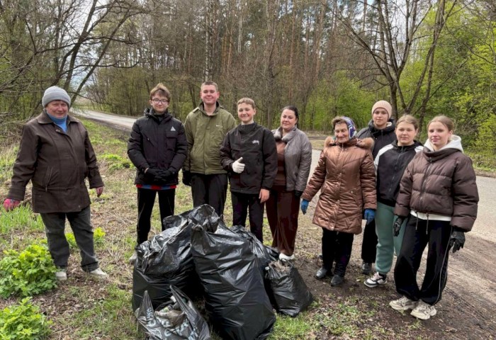 Кустовичи — Октябрь: дорога стала чище благодаря школьникам и учителям
