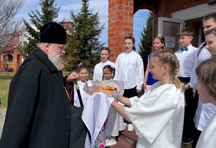 Праздник, согревающий души - архиепископ Иоанн посетил Кобринскую детскую деревню