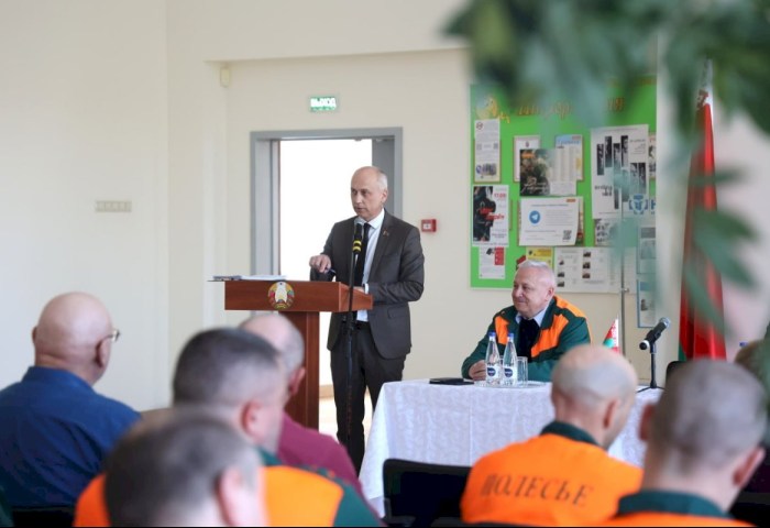 Память, созидание, будущее - о чем говорил глава района Александр Мойсеюк с работниками «Полесья»?