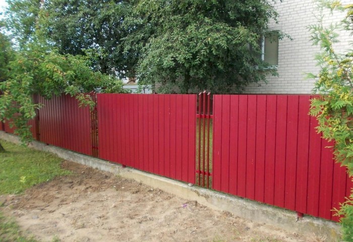 Кто и как должен убирать за забором частного дома, разъяснили специалисты