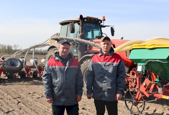 План - 2180 гектаров: аграрии из Батчей первыми в районе начали сев кукурузы