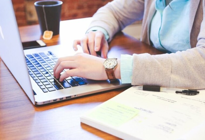 30 апреля белорусы будут работать меньше: кому сократят день на час, а кому - на полчаса