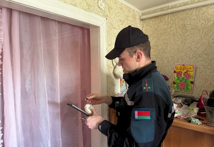 В фокусе - безопасность: кобринские спасатели посетили домовладения граждан
