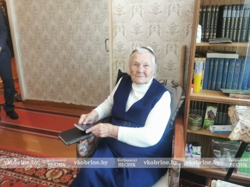 Новый паспорт в 100 лет: ветеран педагогического труда Надежда Плотко принимает поздравления