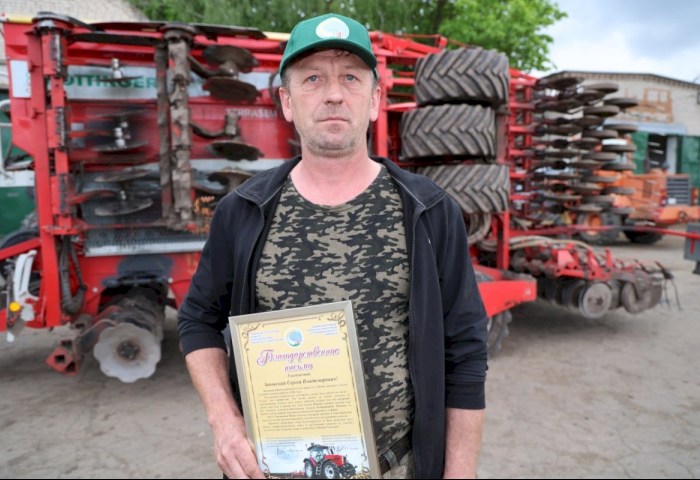 Признание за труд: заслуженная награда механизатора ОАО «Городец-агро» Сергея Зановского