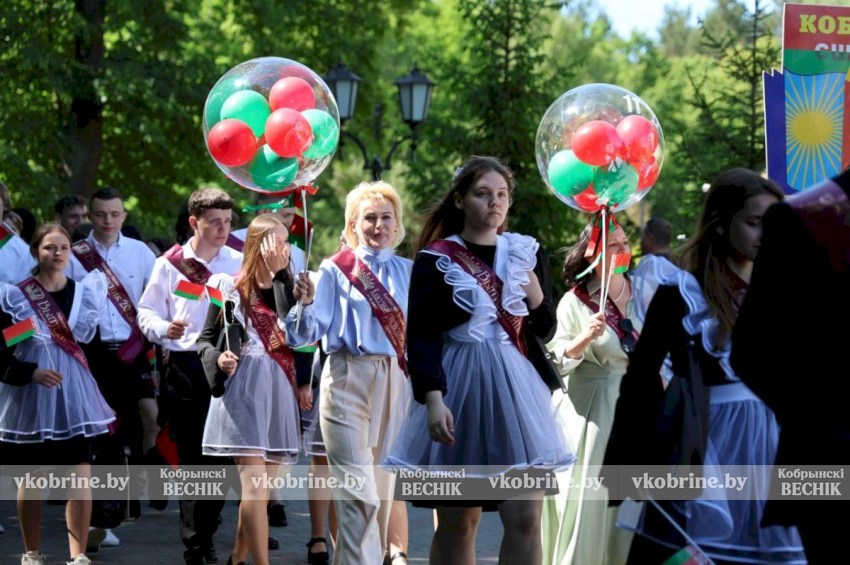 Под звуки оркестра - к новым вершинам: парад лучших выпускников Кобринщины