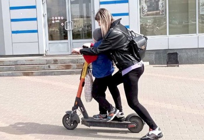 Можно ли ездить вдвоем на самокате с ребенком? Ответили в ГАИ