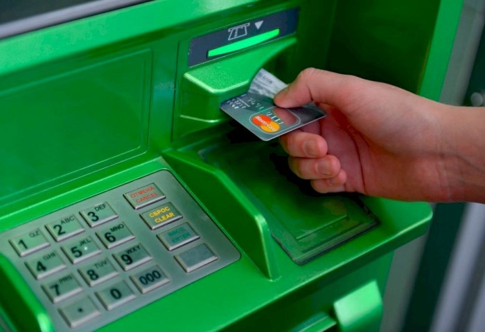 Почему инфокиоск на Суворова «отказывается» принимать наличные по выходным? Ответ Беларусбанка