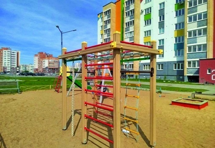Цена бесплатного: что происходит на детской площадке по улице Дружбы?