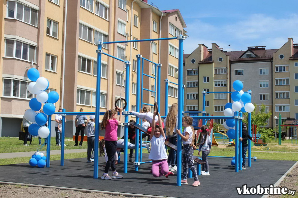 2 июня в Кобрине открылась новая спортивная площадка, возведённая за счёт  спонсорских средств ОАО «Газпром трансгаз Беларусь» - Кобринский вестник